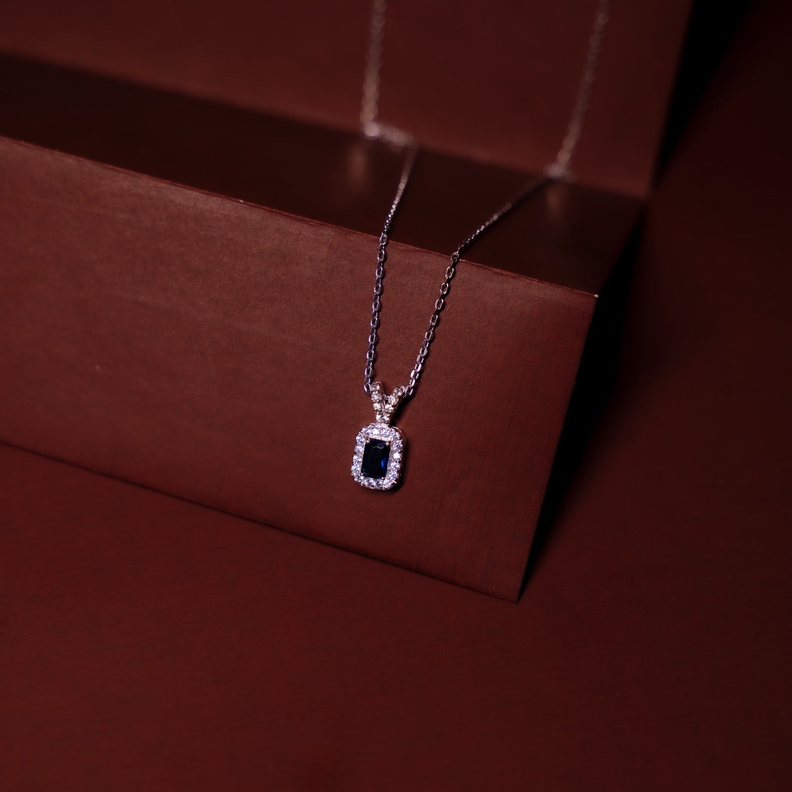 Midnora Pendant(Blue Gem)